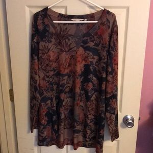 SOFT SURROUNDS pretty tunic. 32 inches in length. Size Large